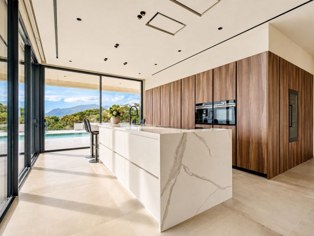 5 Bedrooms Villa in Benahavís