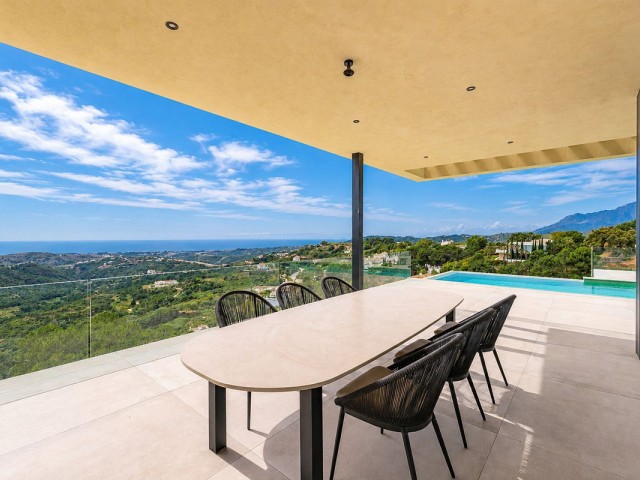 5 Bedrooms Villa in Benahavís