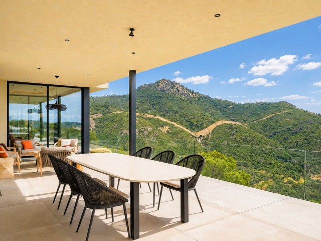 5 Bedrooms Villa in Benahavís