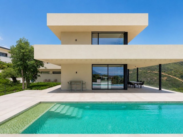 5 Bedrooms Villa in Benahavís