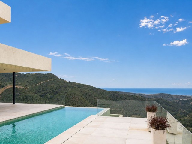 5 Bedrooms Villa in Benahavís