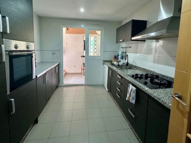 Apartamento con 3 Dormitorios  en Estepona