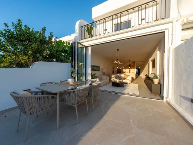 Maison mitoyenne avec 4 Chambres  à Nueva Andalucía