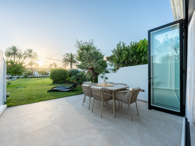 Maison mitoyenne avec 4 Chambres  à Nueva Andalucía