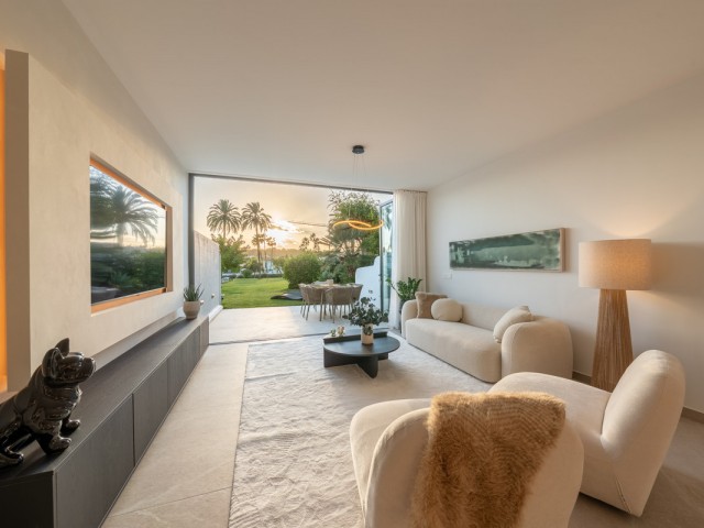 Maison mitoyenne avec 4 Chambres  à Nueva Andalucía