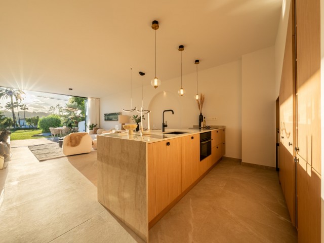 Maison mitoyenne avec 4 Chambres  à Nueva Andalucía