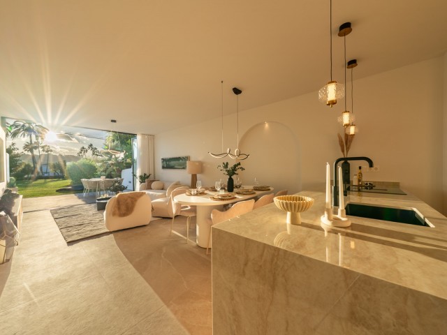 Maison mitoyenne avec 4 Chambres  à Nueva Andalucía