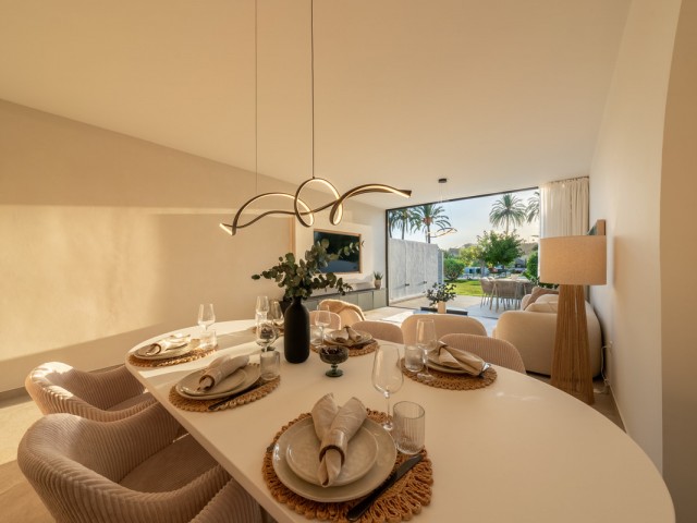 Maison mitoyenne avec 4 Chambres  à Nueva Andalucía