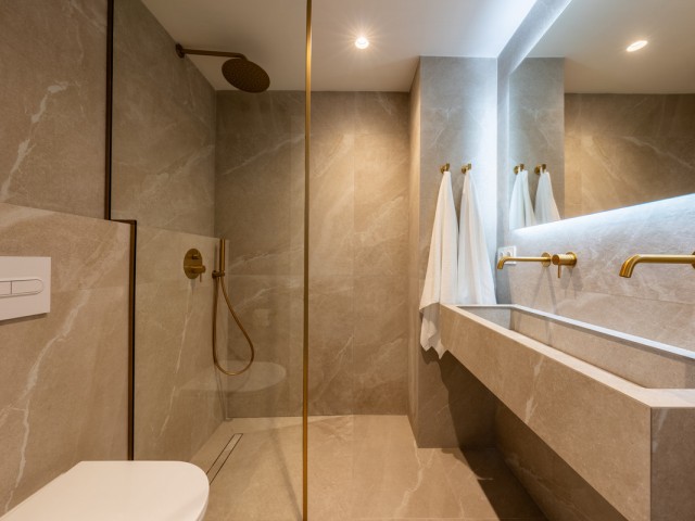 Maison mitoyenne avec 4 Chambres  à Nueva Andalucía