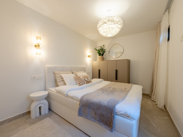 Maison mitoyenne avec 4 Chambres  à Nueva Andalucía