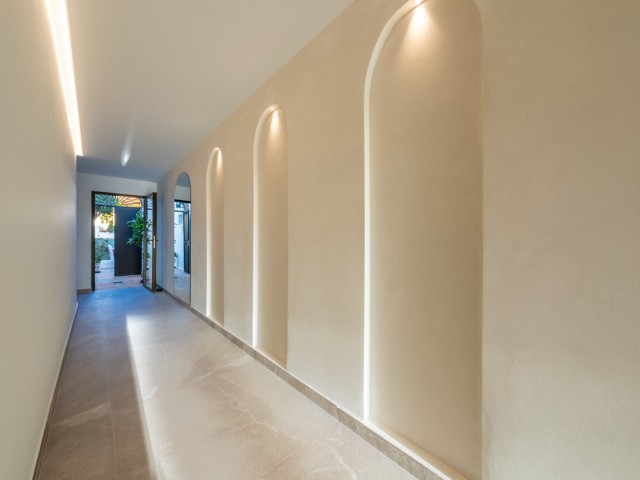 Maison mitoyenne avec 4 Chambres  à Nueva Andalucía