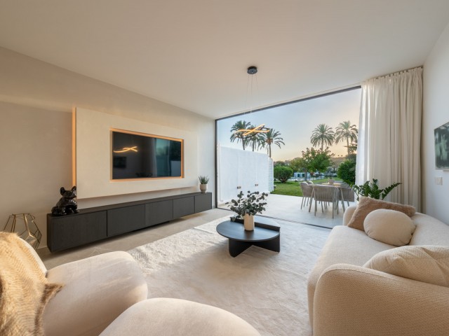 Maison mitoyenne avec 4 Chambres  à Nueva Andalucía