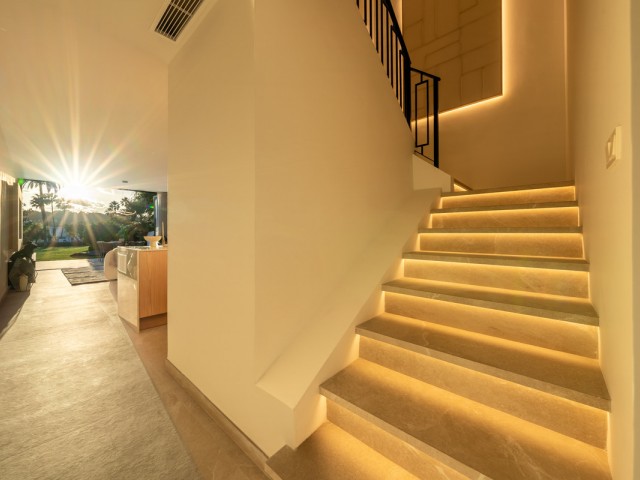 Maison mitoyenne avec 4 Chambres  à Nueva Andalucía