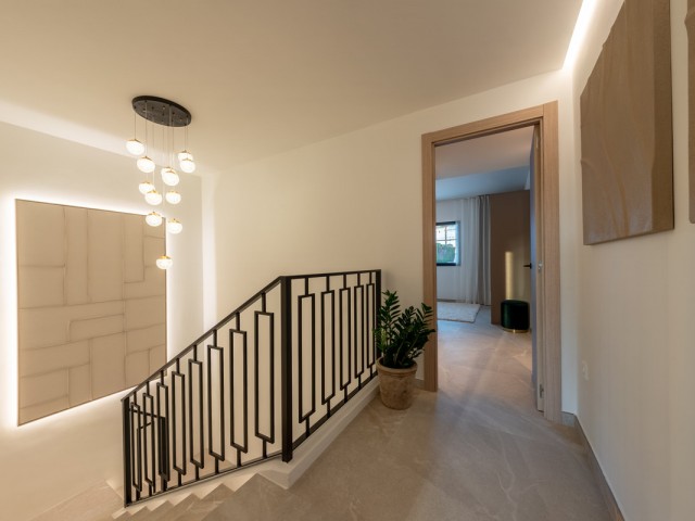 Maison mitoyenne avec 4 Chambres  à Nueva Andalucía