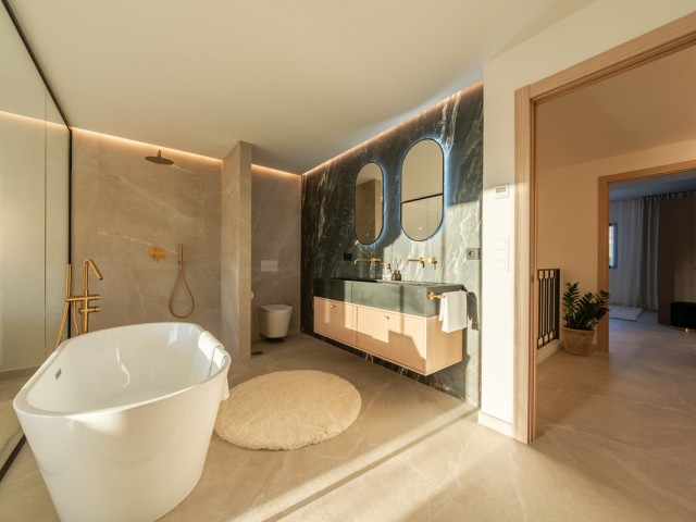 Maison mitoyenne avec 4 Chambres  à Nueva Andalucía