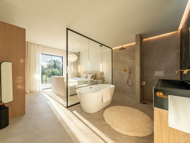 Maison mitoyenne avec 4 Chambres  à Nueva Andalucía