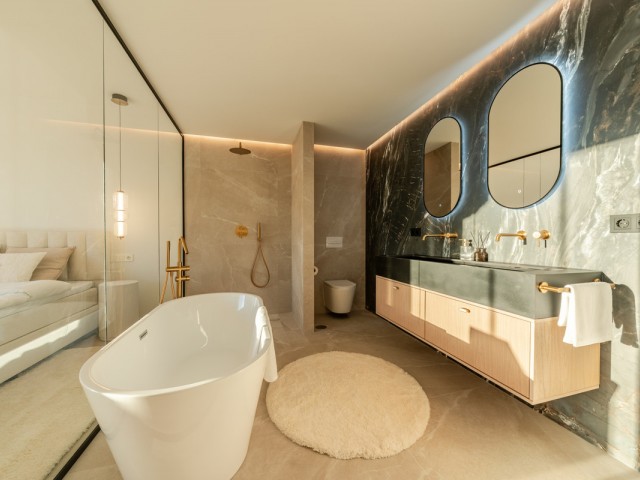 Maison mitoyenne avec 4 Chambres  à Nueva Andalucía