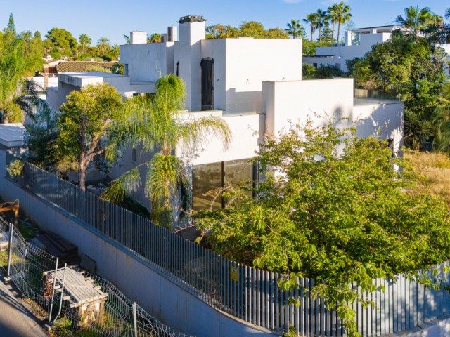 4 Bedrooms Villa in Guadalmina Baja