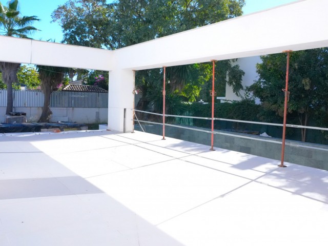 4 Bedrooms Villa in Guadalmina Baja