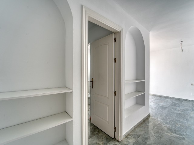 5 Bedrooms Apartment in Guadalmina Baja