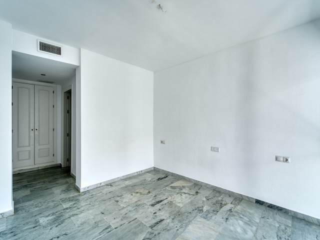 5 Bedrooms Apartment in Guadalmina Baja