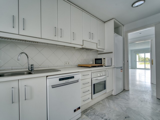 5 Bedrooms Apartment in Guadalmina Baja