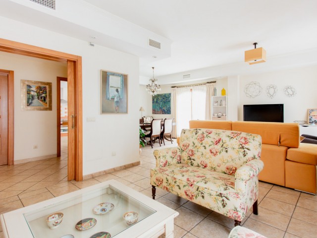 Maison mitoyenne avec 7 Chambres  à Estepona