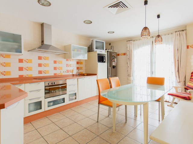 Maison mitoyenne avec 7 Chambres  à Estepona