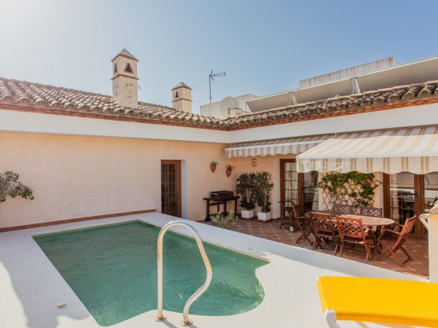Maison mitoyenne avec 7 Chambres  à Estepona