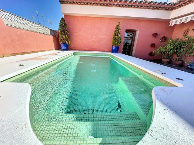 Maison mitoyenne avec 7 Chambres  à Estepona
