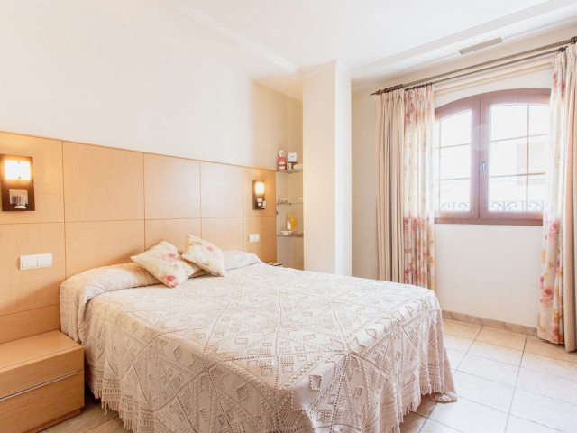 Maison mitoyenne avec 7 Chambres  à Estepona