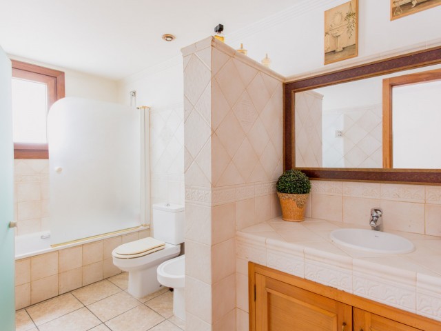 Maison mitoyenne avec 7 Chambres  à Estepona