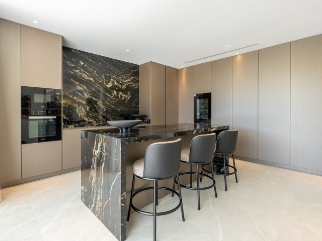 8 Bedrooms Villa in Benahavís