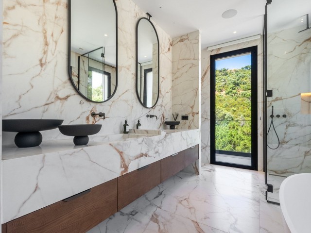 8 Bedrooms Villa in Benahavís
