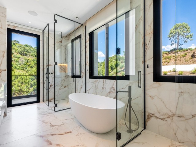 8 Bedrooms Villa in Benahavís
