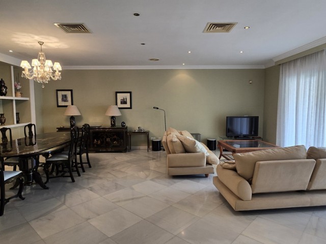 4 Schlafzimmer Apartment in Torremolinos Centro