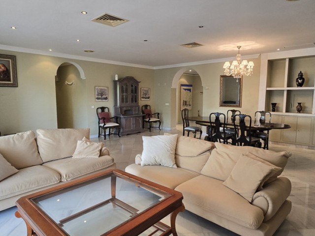 4 Schlafzimmer Apartment in Torremolinos Centro