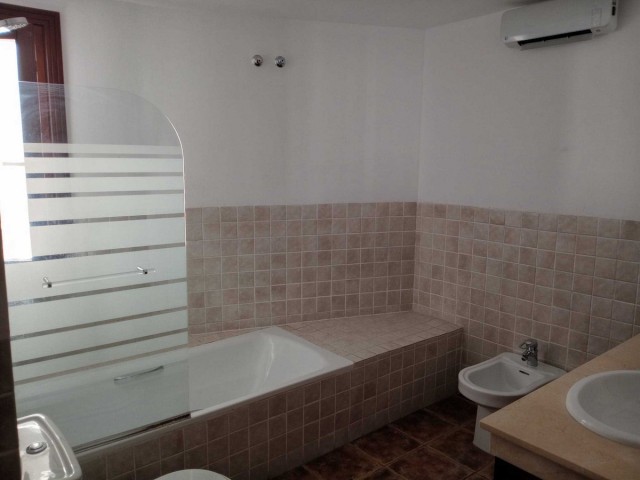 Maison mitoyenne avec 3 Chambres  à El Paraiso