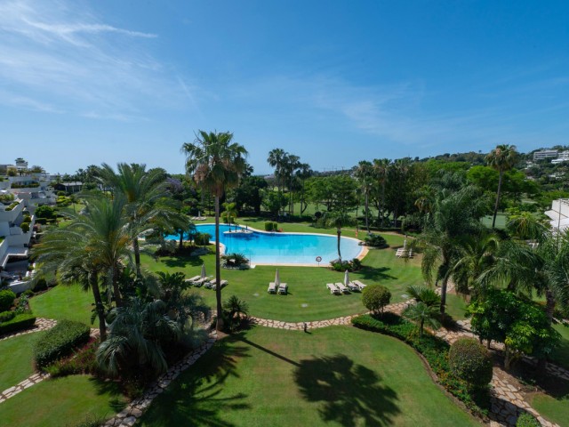 4 Schlafzimmer Apartment in Nueva Andalucía