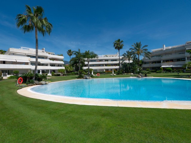 4 Schlafzimmer Apartment in Nueva Andalucía