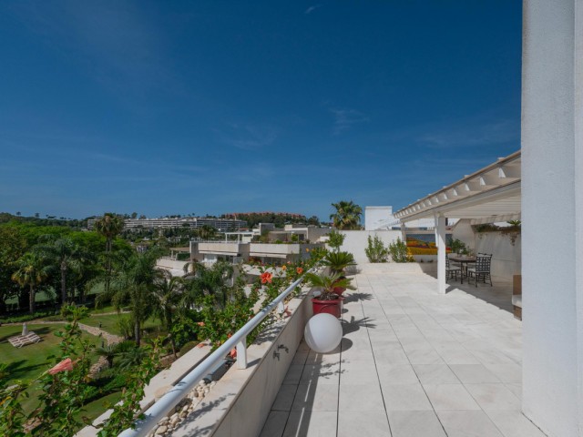 4 Schlafzimmer Apartment in Nueva Andalucía