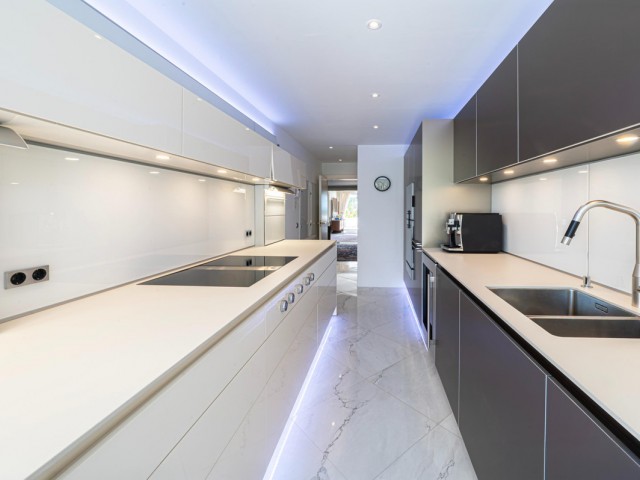 4 Schlafzimmer Apartment in Nueva Andalucía