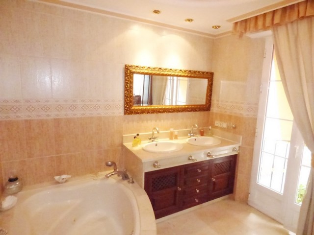 6 Bedrooms Townhouse in Marbella
