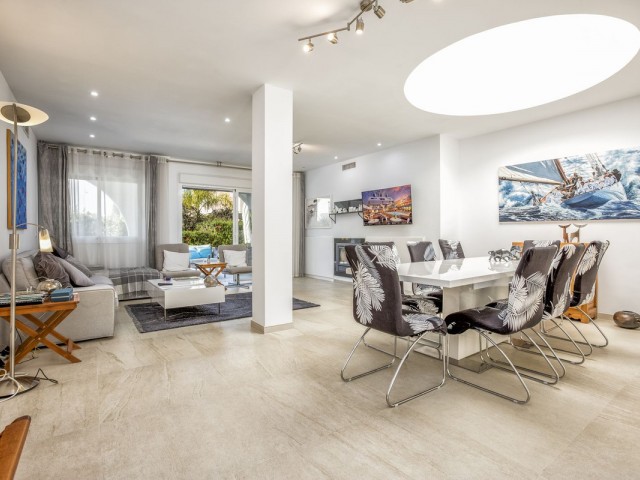 4 Schlafzimmer Reihenhaus in Nueva Andalucía