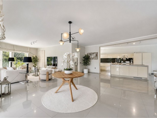 4 Bedrooms Villa in Benahavís