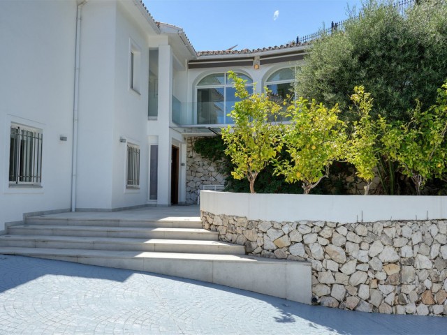 4 Bedrooms Villa in Benahavís