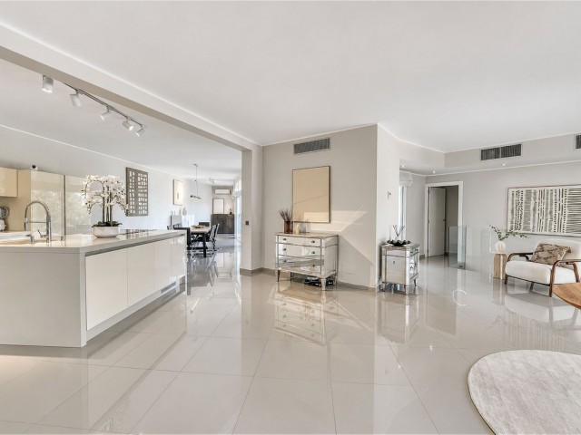 4 Bedrooms Villa in Benahavís