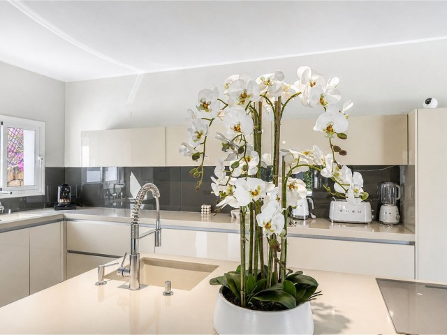 4 Bedrooms Villa in Benahavís