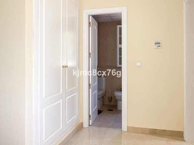 Villa con 5 Dormitorios  en Calahonda