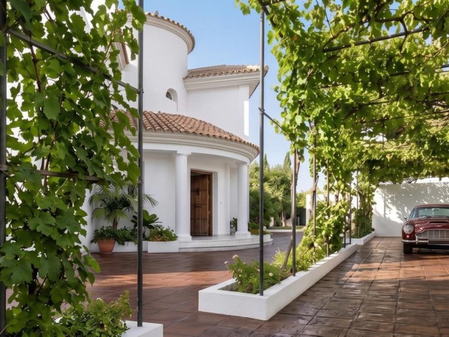 5 Bedrooms Villa in Marbella